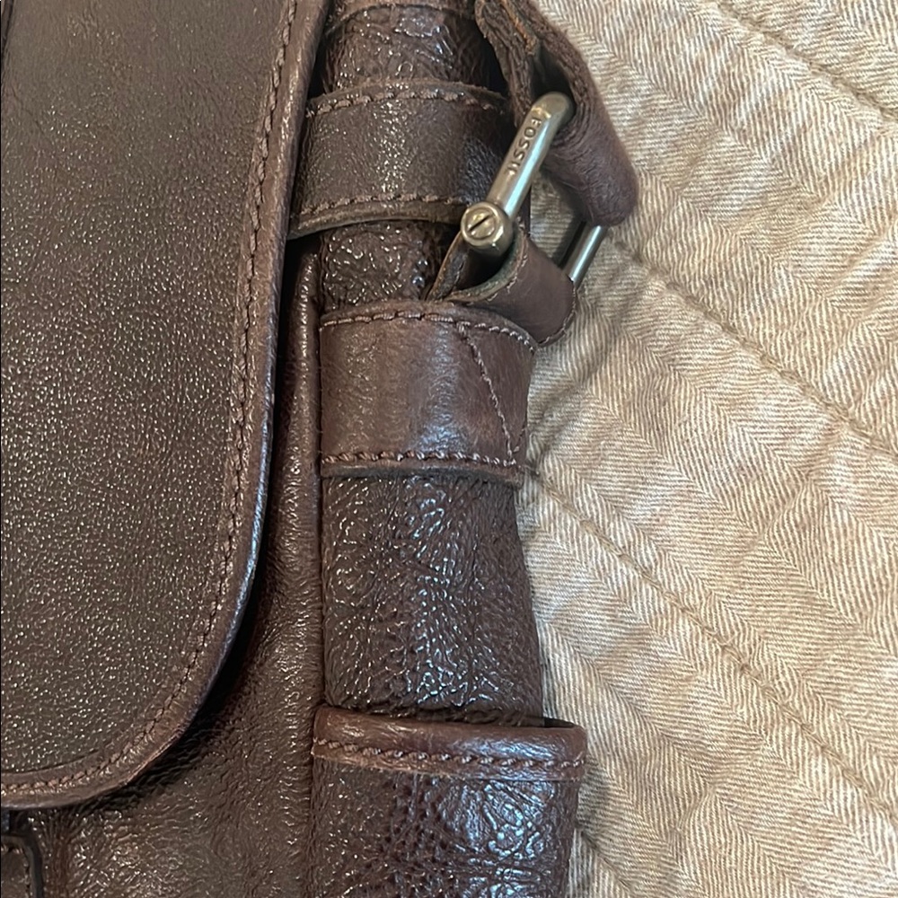 Fossil Brown Leather Messenger Bag with Classic Design - Picture 5 of 9